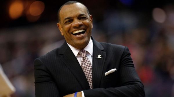 Lionel Hollins devient coach-assistant des Lakers