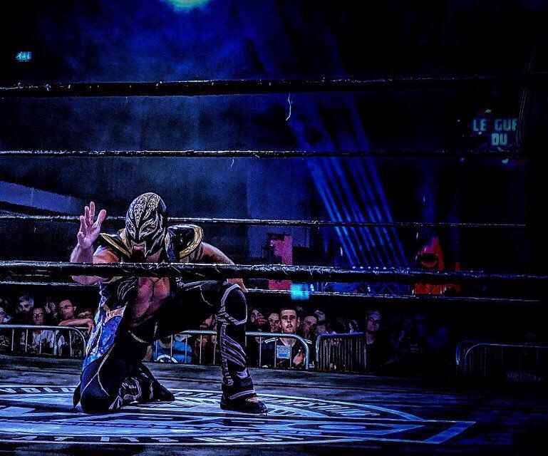 Quand Senza Volto apparaît au Summer Sizzler de Revolution Pro Wrestling