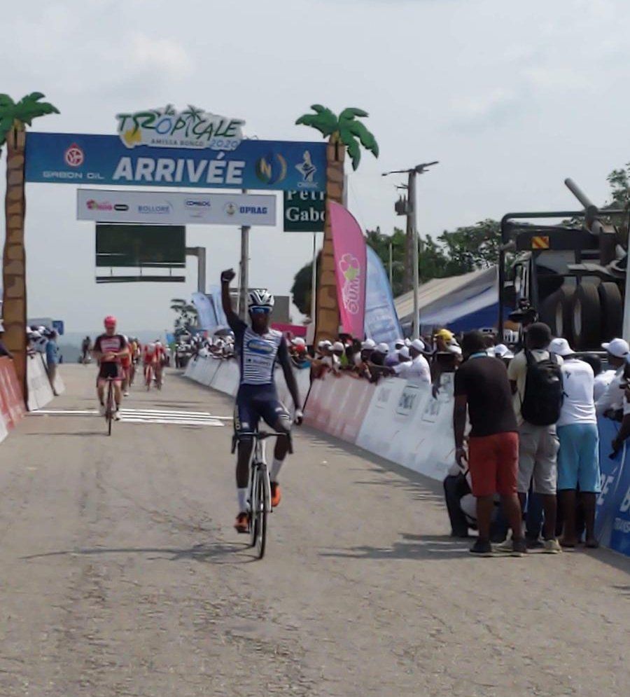 Biniam Girmay gagne en costaud à Ndjolé