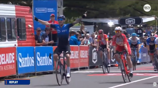 Giacomo Nizzolo lève les bras à Victor Harbor