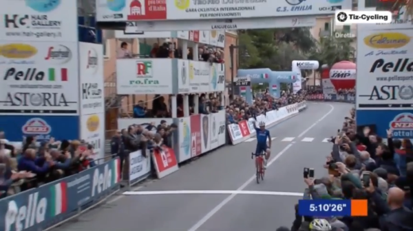Giulio Ciccone gagne en solitaire le Trofeo Laigueglia
