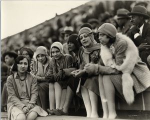 Des membres des "Flappers" profitant d'un match de football à l'université d'Oxford