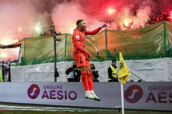 Officiel : Les fumigènes autorisés dans les stades la saison prochaine !