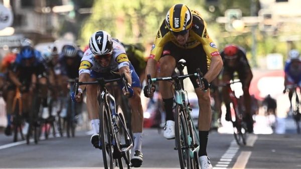 Milan-San Remo : W. Van Aert trop fort pour J. Alaphilippe