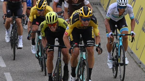 Avant les arrivées en pleine montagne, Wout Van Aert gagne encore
