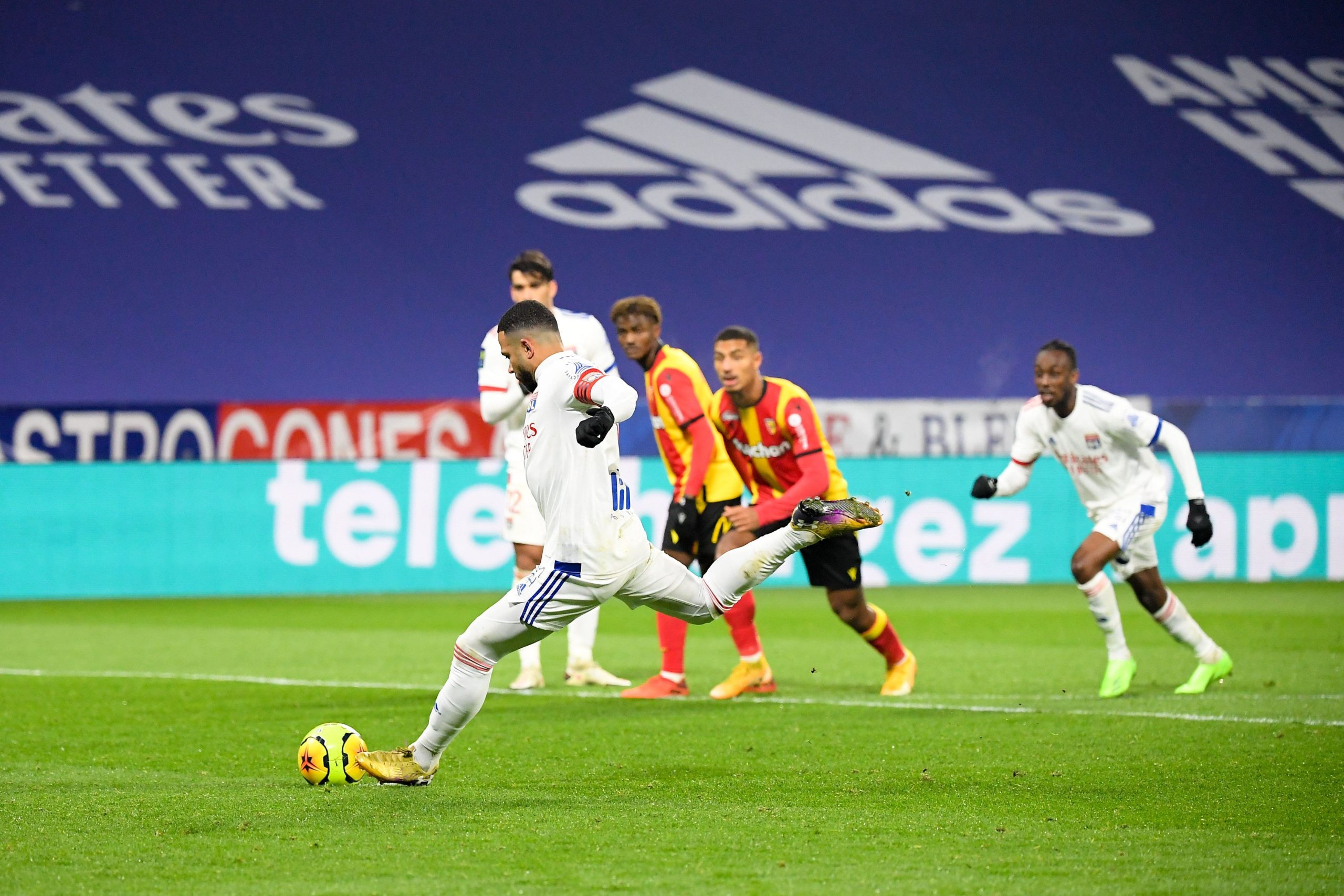 Ligue 1 : l’OL, grâce à un doublé de Depay, l’emporte de justesse contre Lens (3-2)