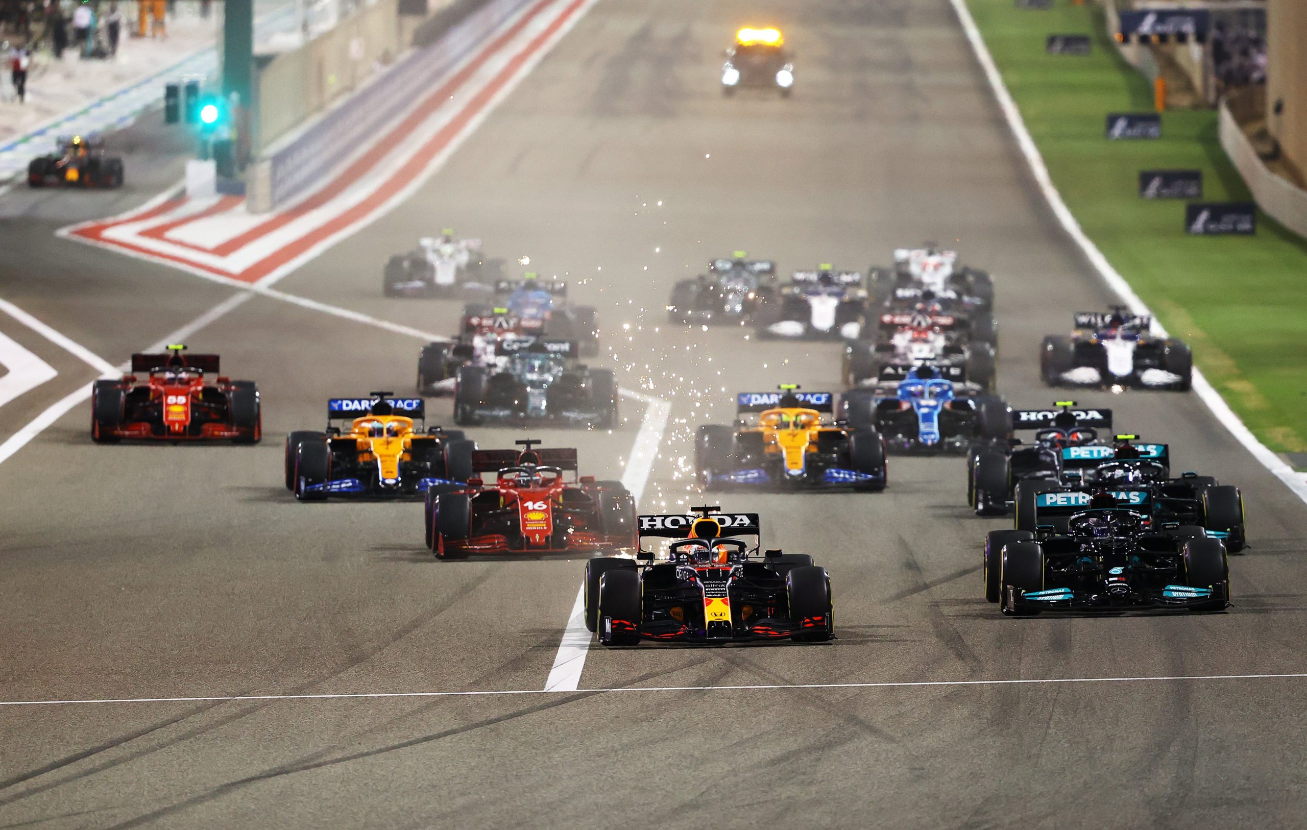 Hamilton triomphe à Bahreïn devant Verstappen