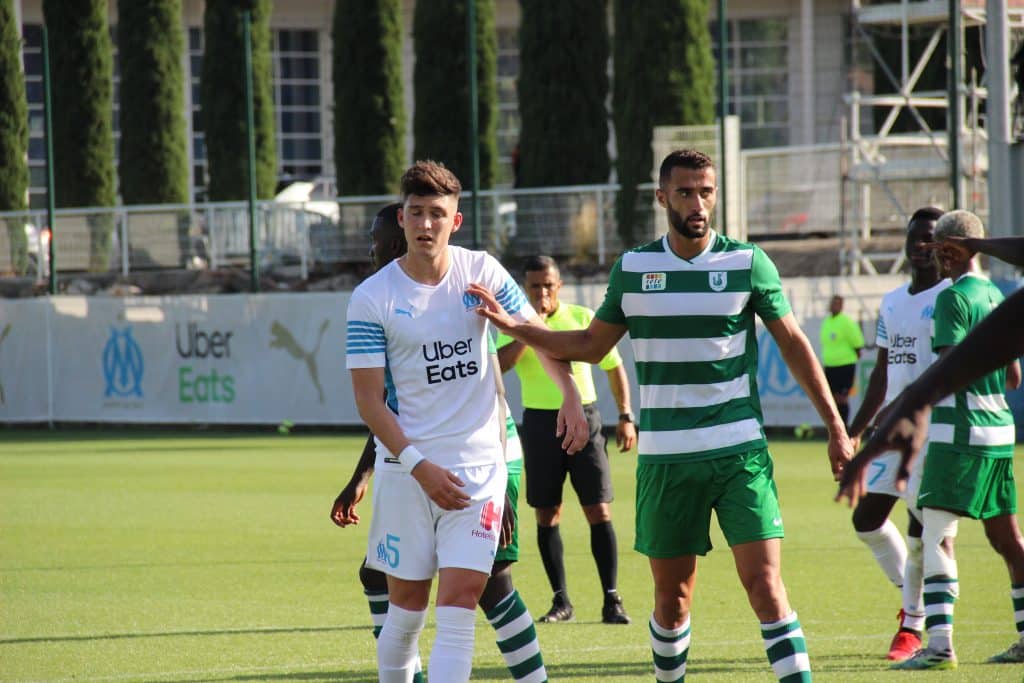 Célestine au duel avec Balerdi lors du match amical face à l'OM
