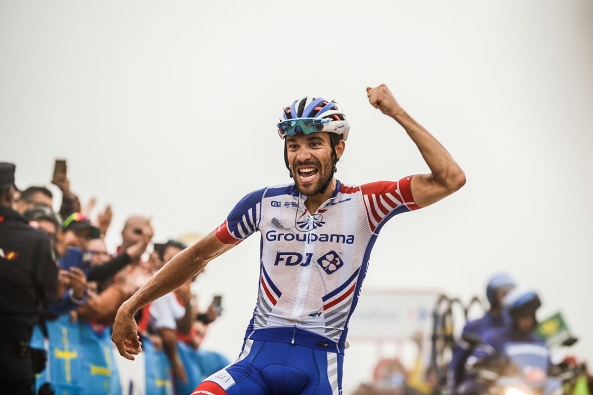 Thibault Pinot levant les bras