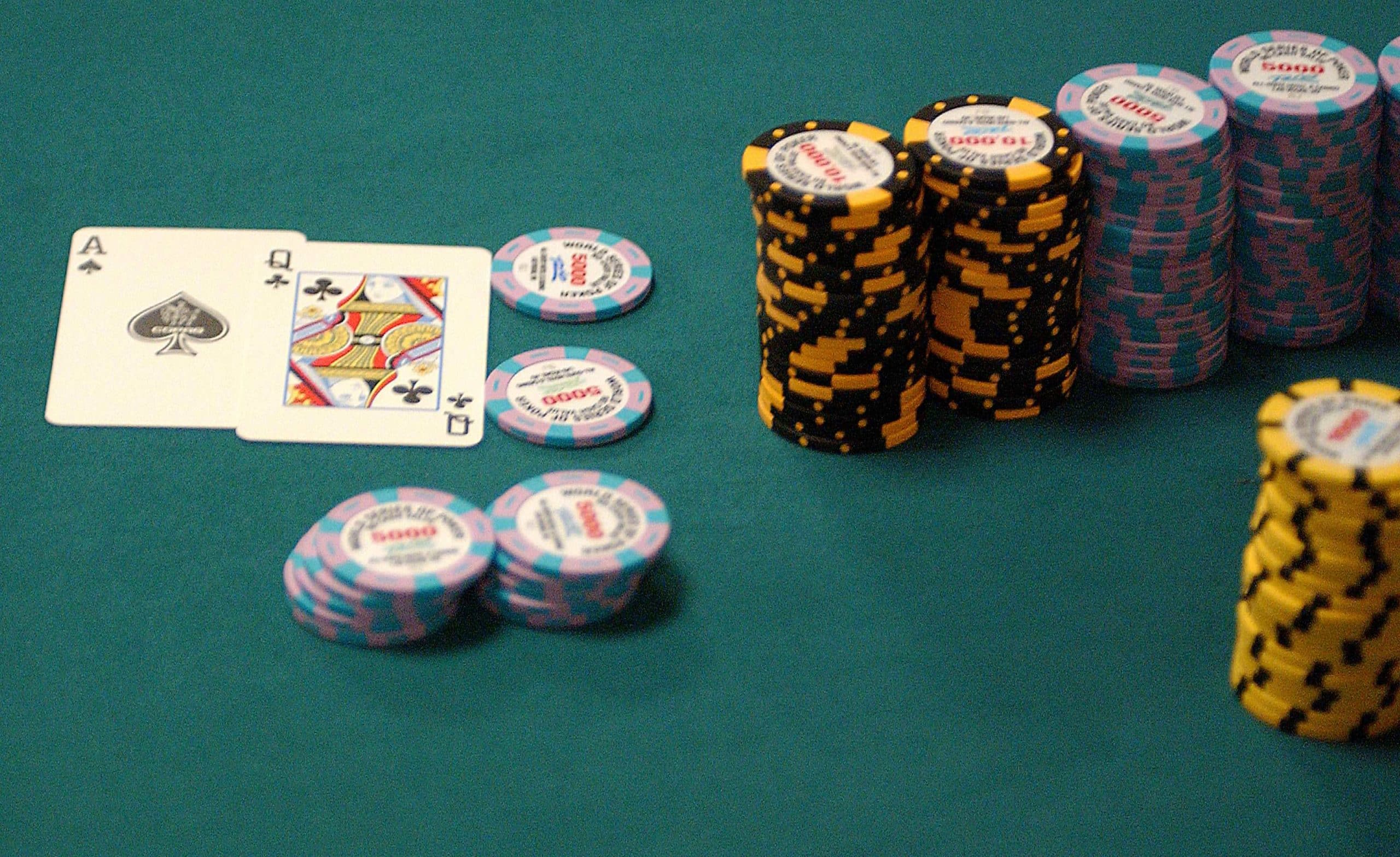 Poker : comment jouer au Texas Hold’em en 2025 ?