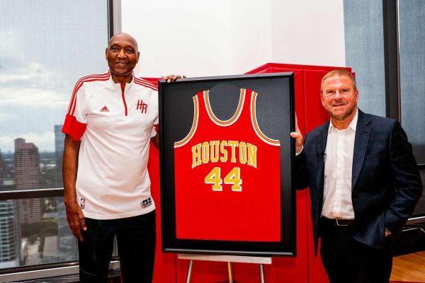 Les Rockets retirent le maillot d’Elvin Hayes