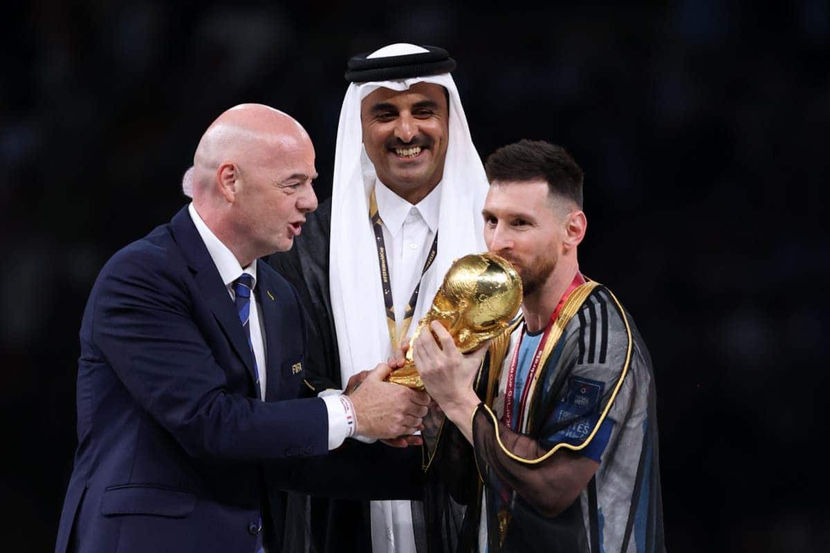 Coupe du Monde 2022 : Pourquoi Lionnel Messi portait une robe noire lors de la remise du trophée ?