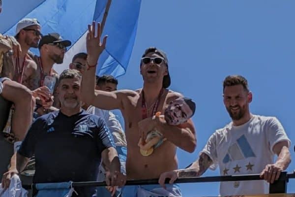 La France dépose plainte contre Martinez