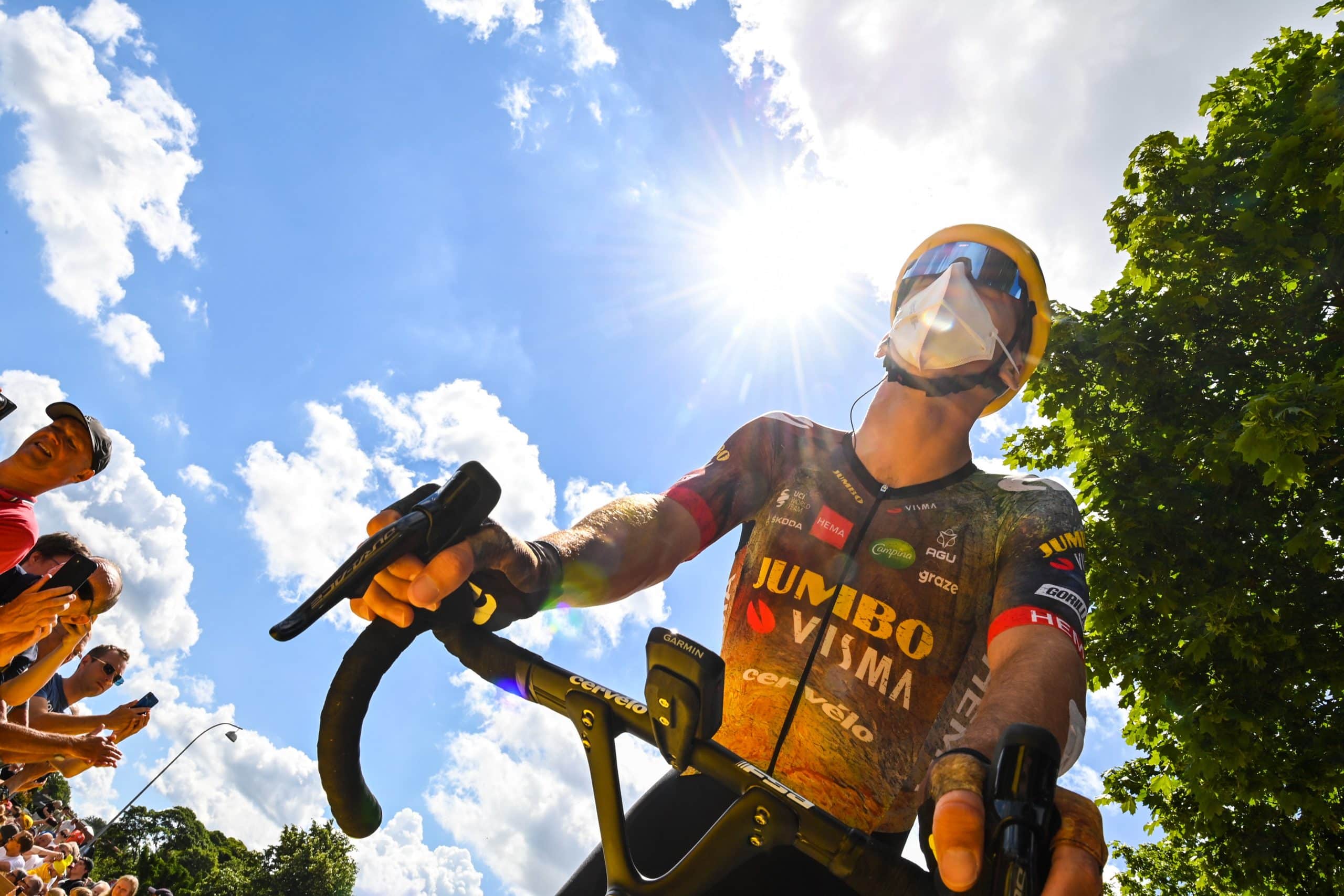 Retour des masques sur le Tour de France pour limiter les cas de COVID-19 dans le peloton