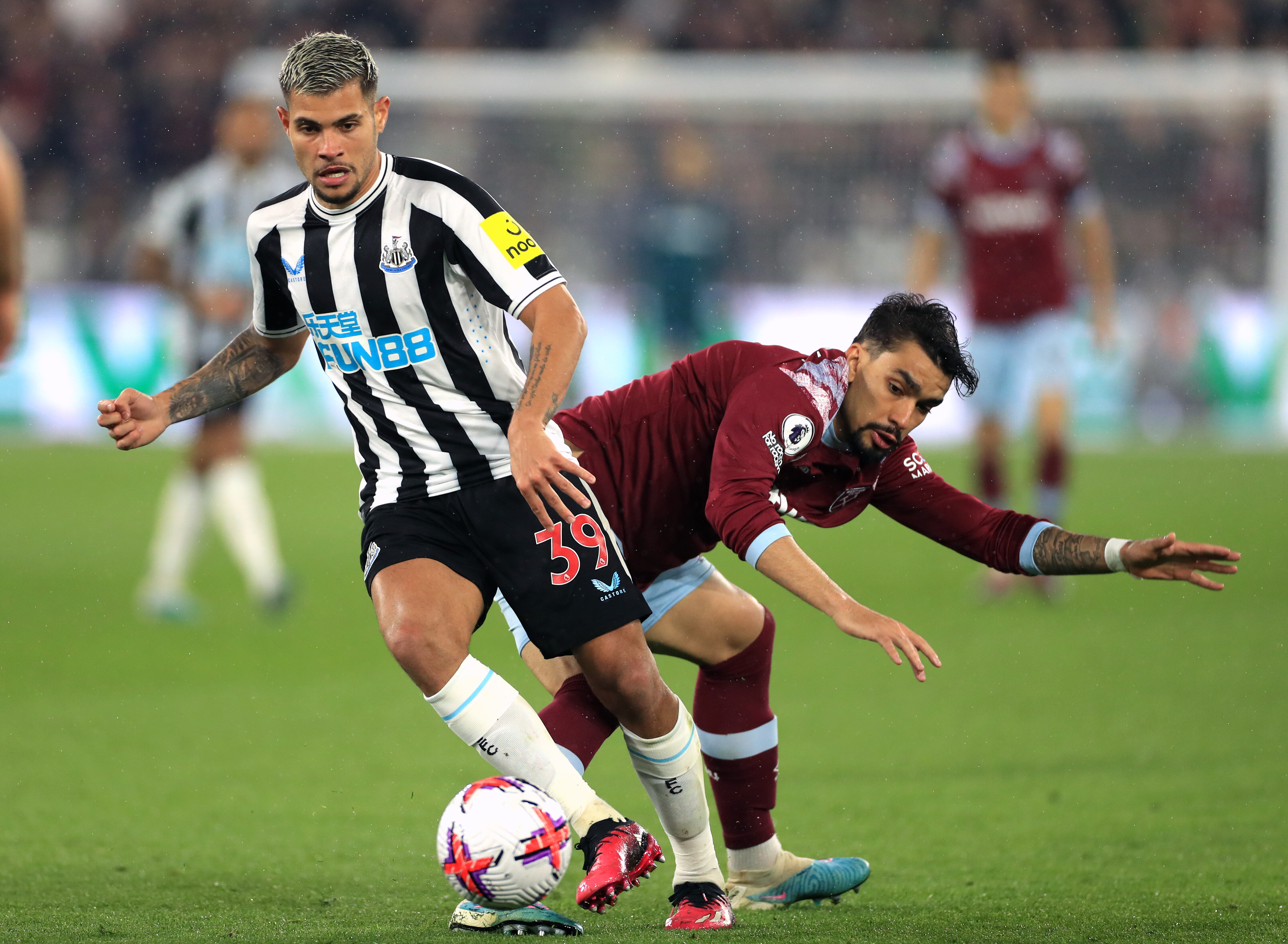 Premier League : un ancien lyonnais prolonge jusqu’en 2028