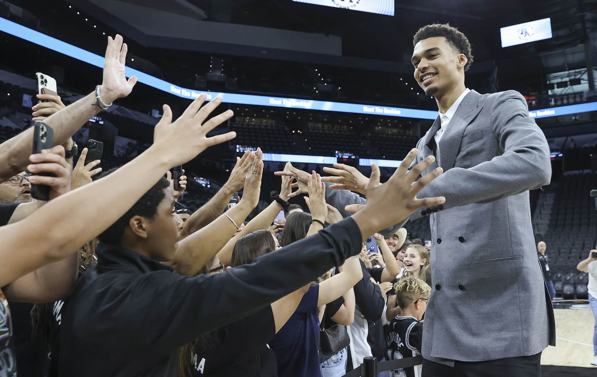 Victor Wembanyama : “anomalie”, “intelligent”, “leader”, la NBA déjà à ses pieds