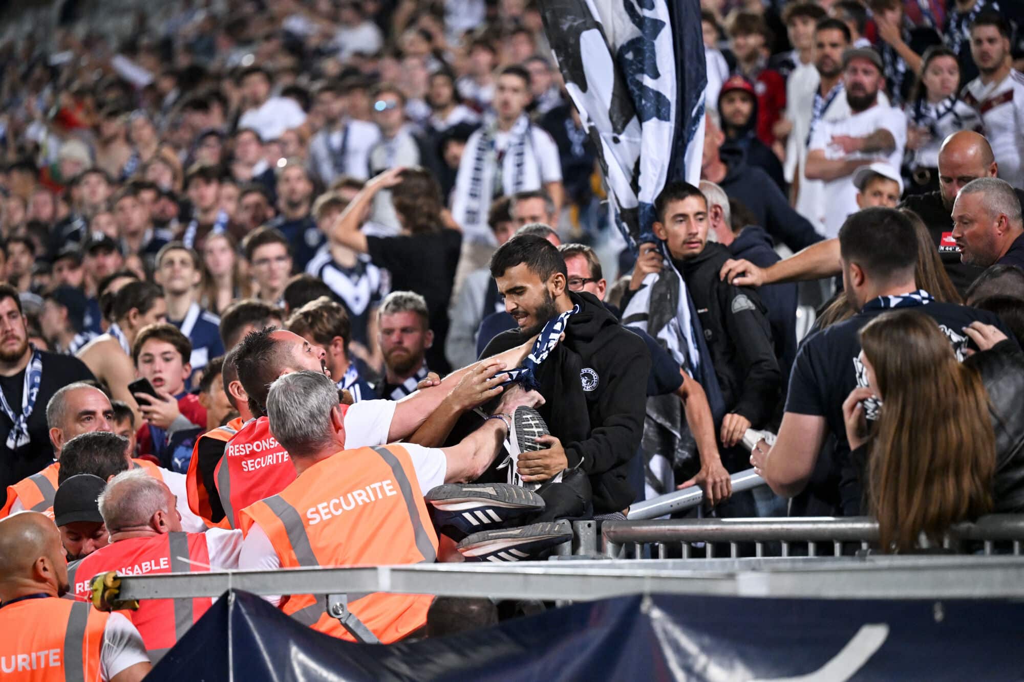 Bordeaux : le drôle de comité d’accueil des joueurs à l’aéroport