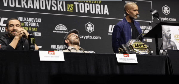 UFC 298 : Alexander Volkanovski déguisé en grand-père en conférence de presse