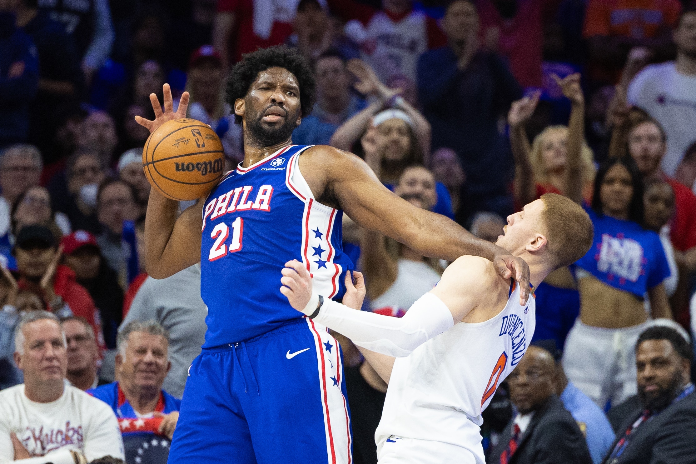 NBA : la blessure effrayante de Joël Embiid inquiète