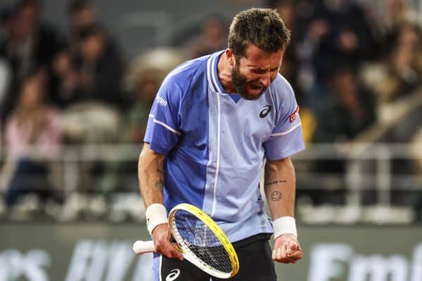 JO 2024 : Dans une ambiance de folie, Corentin Moutet se qualifie pour les 16e de finale au bout du suspense