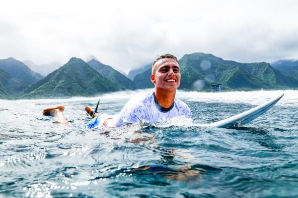 JO 2024 : le surfeur français Kauli Vaast crée la sensation