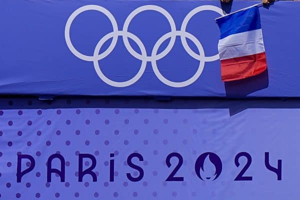 JO 2024 : main dans la poche, aucune protection… Ce tireur turc de 51 ans fait le buzz !