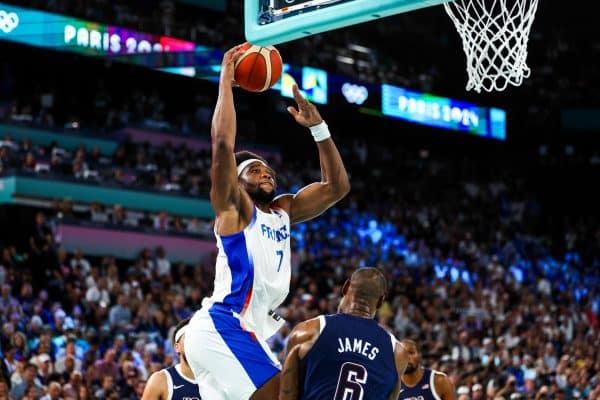 France – États-Unis : C’est l’action des JO 2024, l’énorme poster de Yabusele sur LeBron James