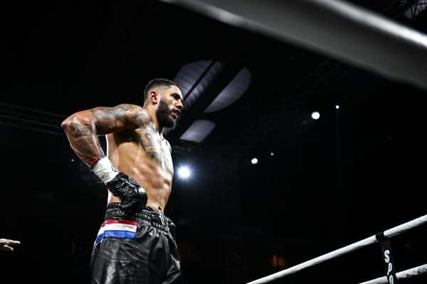 Boxe : Tony Yoka explose Lamah Griggs au 2e round, les images de la fin du combat