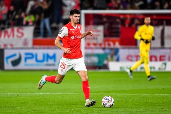 Mercato Reims : Un défenseur en route vers un club de Ligue 2 ambitieux