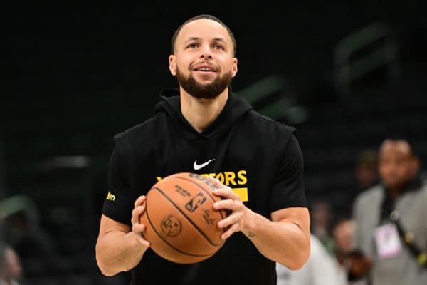 NBA : Stephen Curry rejoint Michael Jordan et Karl Malone