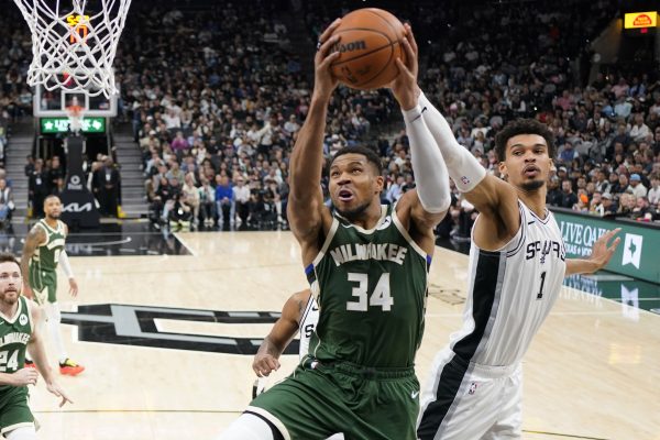 NBA : Les Bucks ne feront aucun cadeau aux Spurs pour lâcher Giannis Antetokounmpo