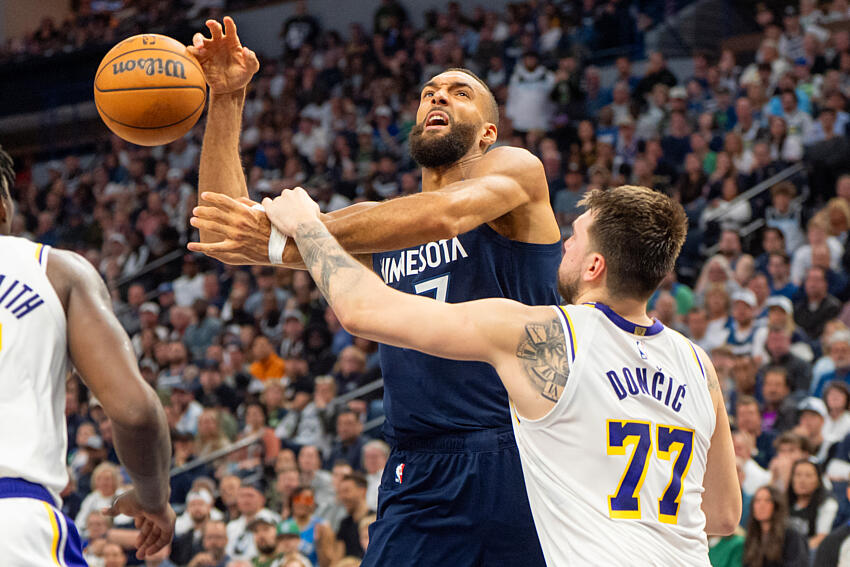 Rudy Gobert vs Stephen Curry - News Directory 3