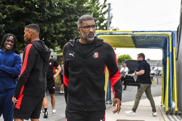 Mercato Rennes : Habib Beye prêt à envoyer un ancien du RC Lens en Ligue 2