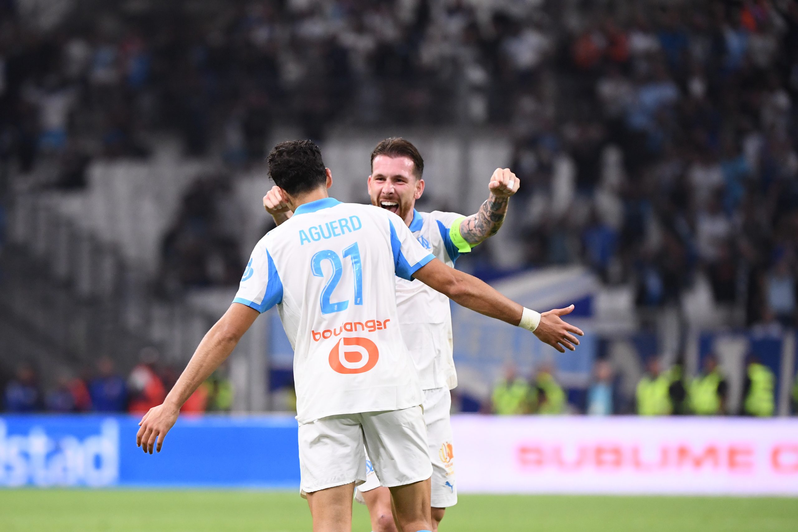Nayef AGUERD de l'Olympique de Marseille et Pierre EMILE-HOJBJERG de Marseille lors du match de Ligue 1 McDonald's entre l'Olympique de Marseille et le FC Lorient au Stade Vélodrome, le 12 septembre 2025 à Marseille, en France. (Photo par Philippe Lecoeur/FEP/Icon Sport) - Photo par Icon Sport