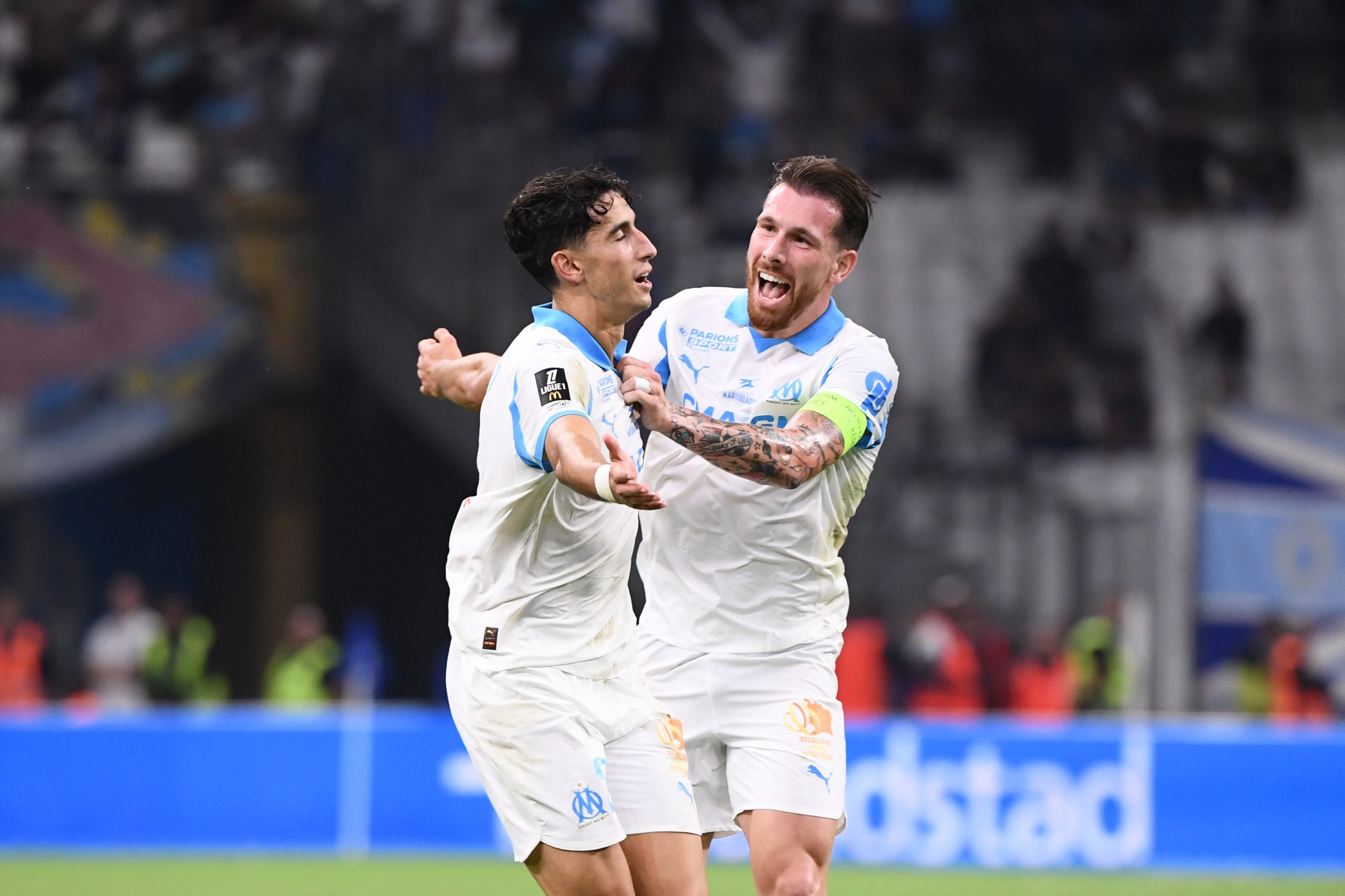 Nayef AGUERD de l'Olympique de Marseille et Pierre EMILE-HOJBJERG de Marseille lors du match de Ligue 1 McDonald's entre l'Olympique de Marseille et le FC Lorient au Stade Vélodrome, le 12 septembre 2025 à Marseille, en France. (Photo par Philippe Lecoeur/FEP/Icon Sport) - Photo par Icon Sport
