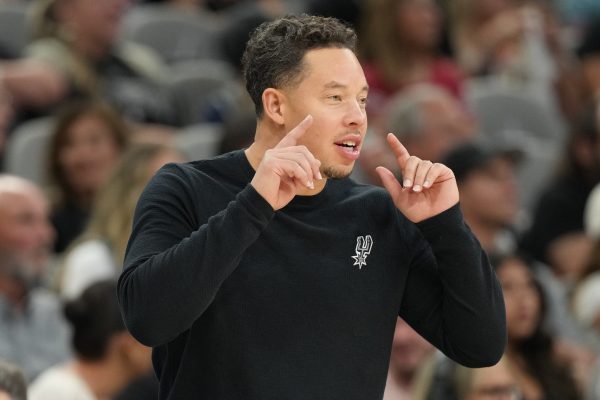 NBA : Départ de Popovich, Comment le coach Mitch Johnson a ressaisi les Spurs