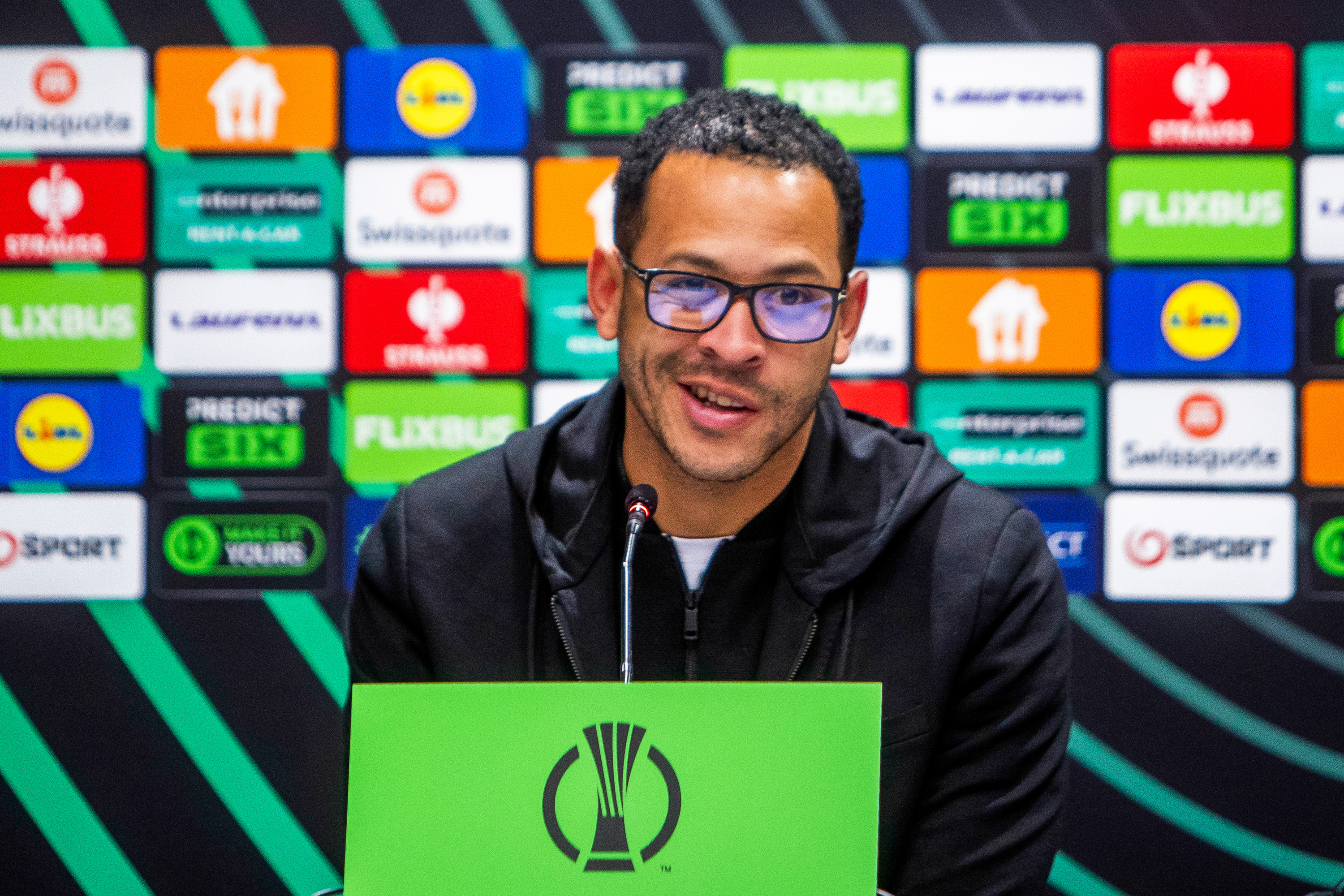 Strasbourg : Pourquoi Liam Rosenior doit jouer le titre en Ligue Europa Conférence