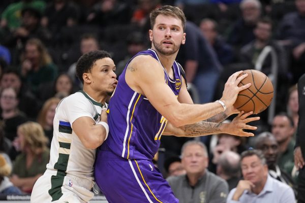 NBA : Luka Doncic fait plier Antetokounmpo et décroche un record qui secoue la NBA !