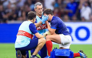 Équipe de France : Antoine Dupont masqué pour les quarts de finale ?
