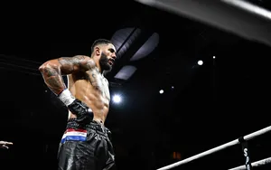 Boxe : Tony Yoka explose Lamah Griggs au 2e round, les images de la fin du combat