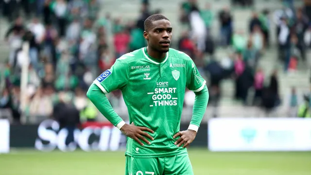 Mercato ASSE : à quoi joue Saint-Etienne avec Niels Nkounkou ?