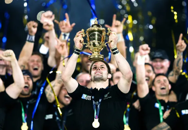Richie McCaw soulevant le trophée Webb-Ellis de vainqueur de la coupe du monde