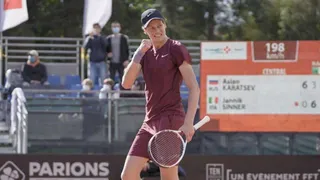 ATP – Lyon : Sinner domine Karatsev, Rinderknech le défiera