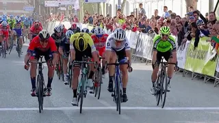 Matteo Trentin remporte un sprint chaotique