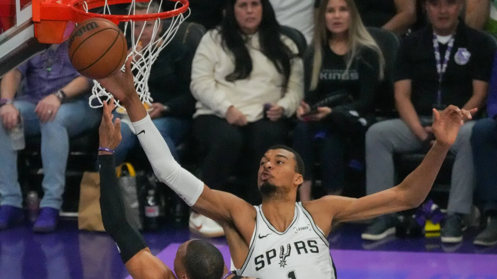 Victor Wembanyama bloque un tir de Russell Westbrook sous le maillot des Spurs