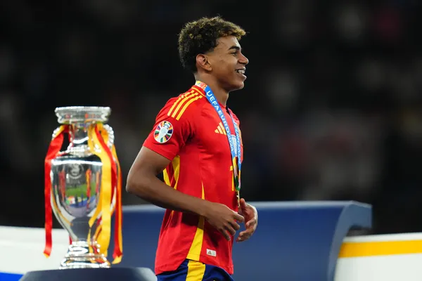 Lamine Yamal (Espagne) avec le trophée de champion d'Europe 