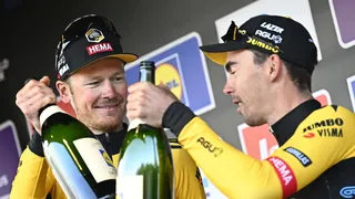 Dylan van Baarle remporte en solo l’Omloop Het Nieuwsblad.