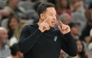 NBA : Départ de Popovich, Comment le coach Mitch Johnson a ressaisi les Spurs
