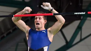 Renaud Lavillenie passe 6m06, chez lui, à Clermont-Ferrand