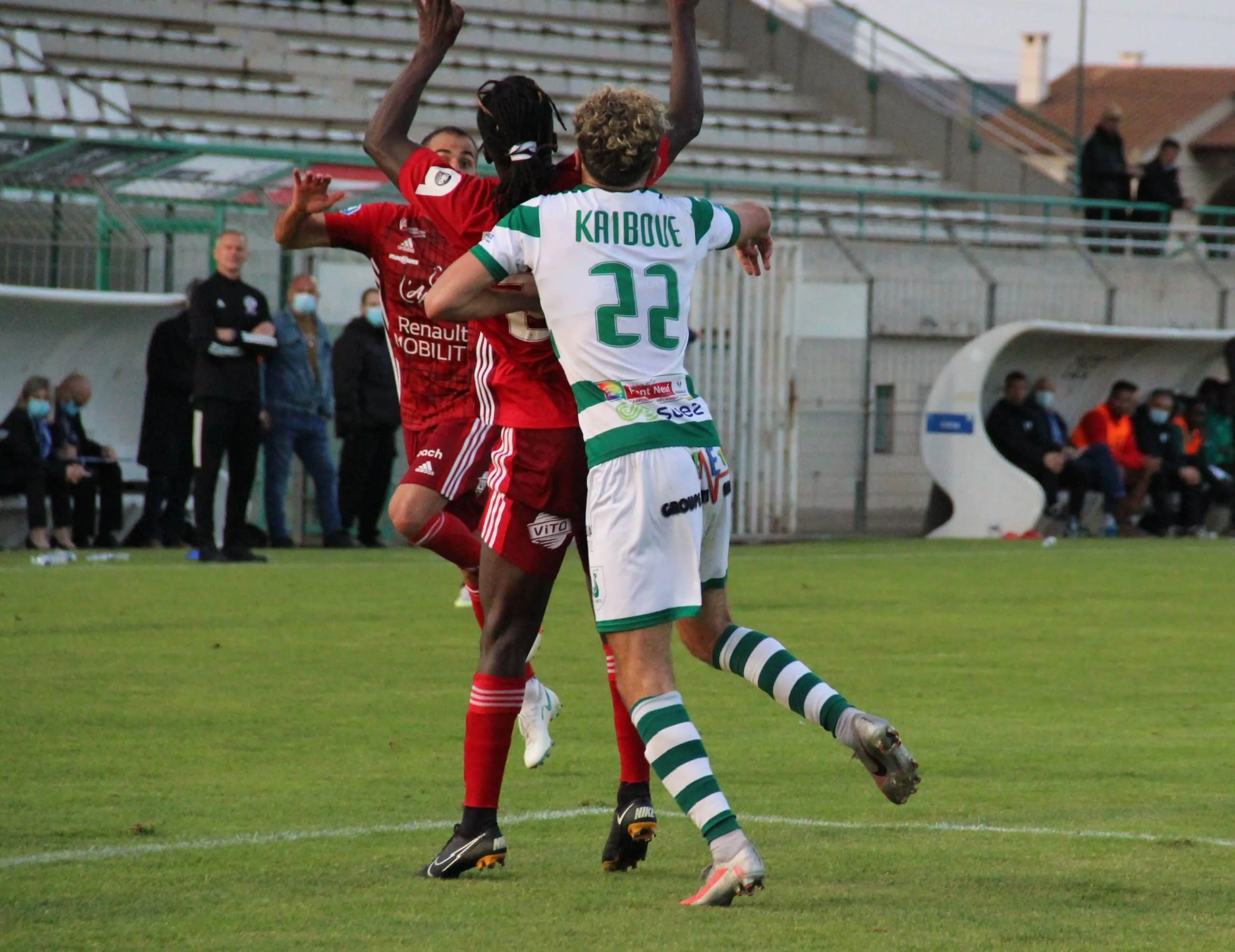 Kylian Kaïboué au duel avec un joueur de Bastia-Borgo 